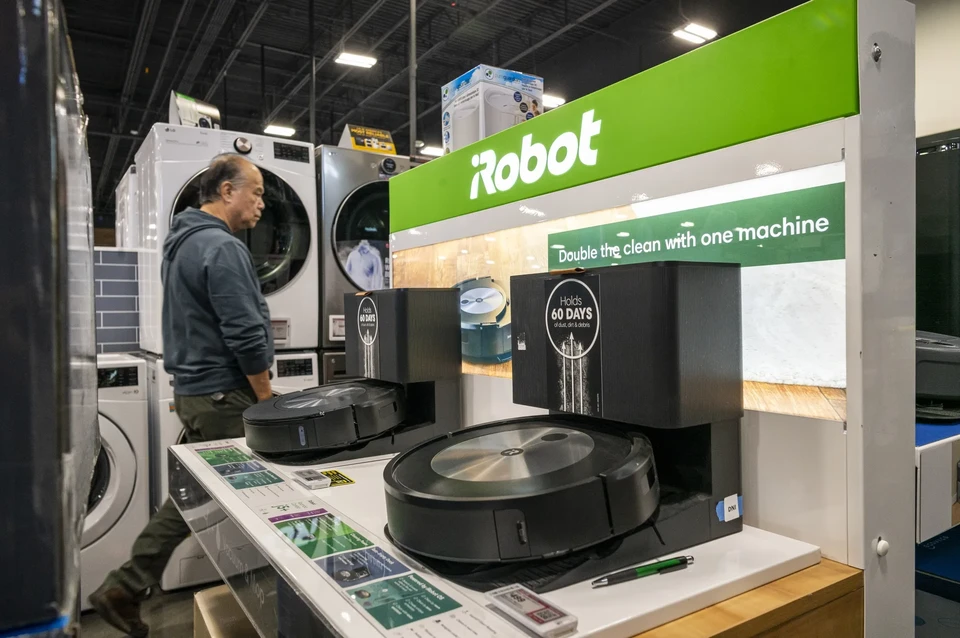 Robot hút bụi bị hack 1 An iRobot Roomba vacuum at a Best Buy store