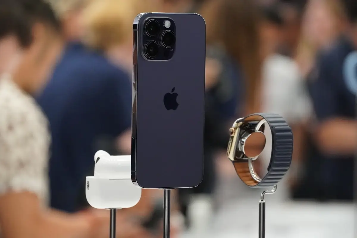iphone-14-watch-airpods-100932138-large