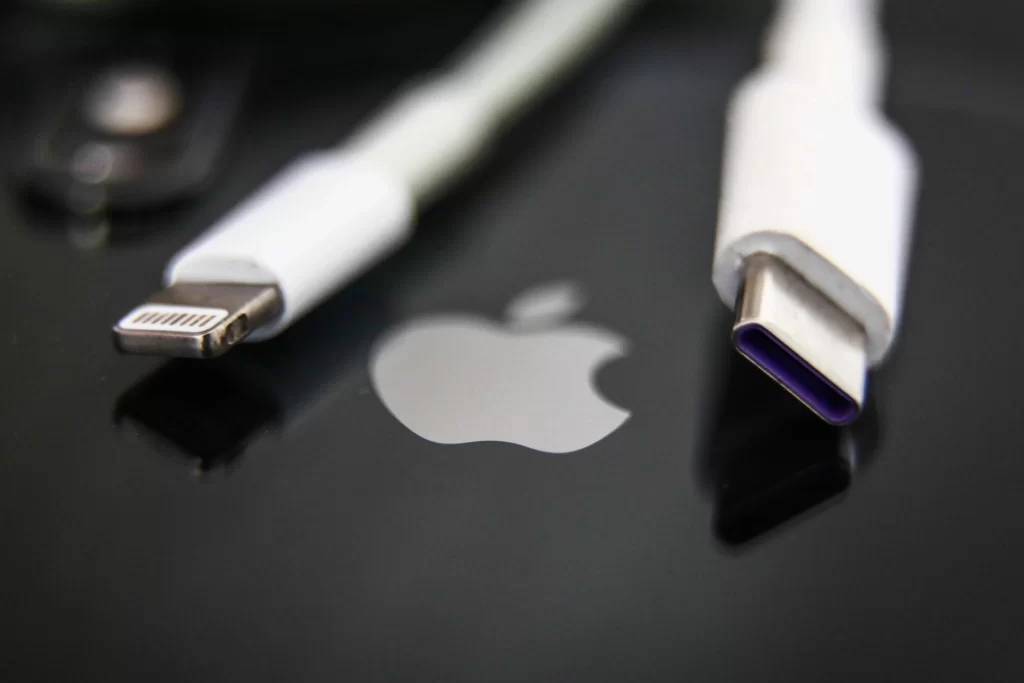 Thay đổi bất đắc dĩ đầu tiên của iPhone 15 1 sac iphone