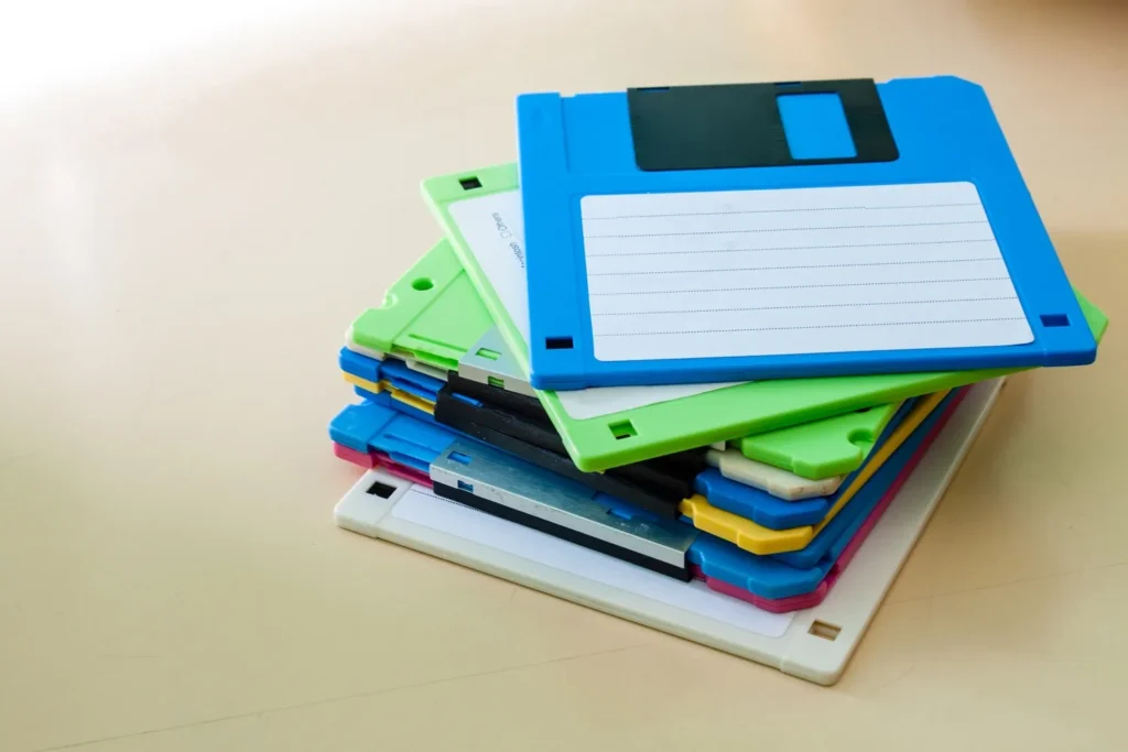 Vì sao đĩa mềm mãi không chết? 1 floppy disk