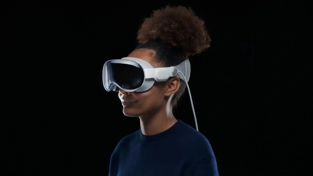 apple wwdc23 vision pro rotation 230605jpglarge2x 17187735080431696763897