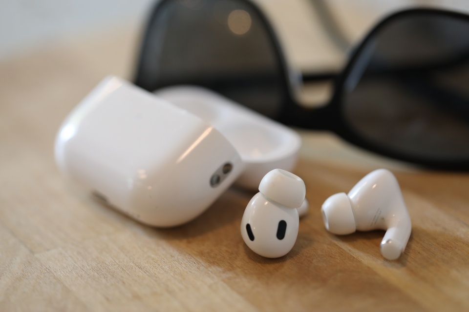 Năm 2026, AirPods có thể tích hợp camera 1 airpods 03072024