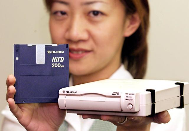 Nhật Bản quyết tâm loại bỏ đĩa mềm 1 japan floppy disk 461815712