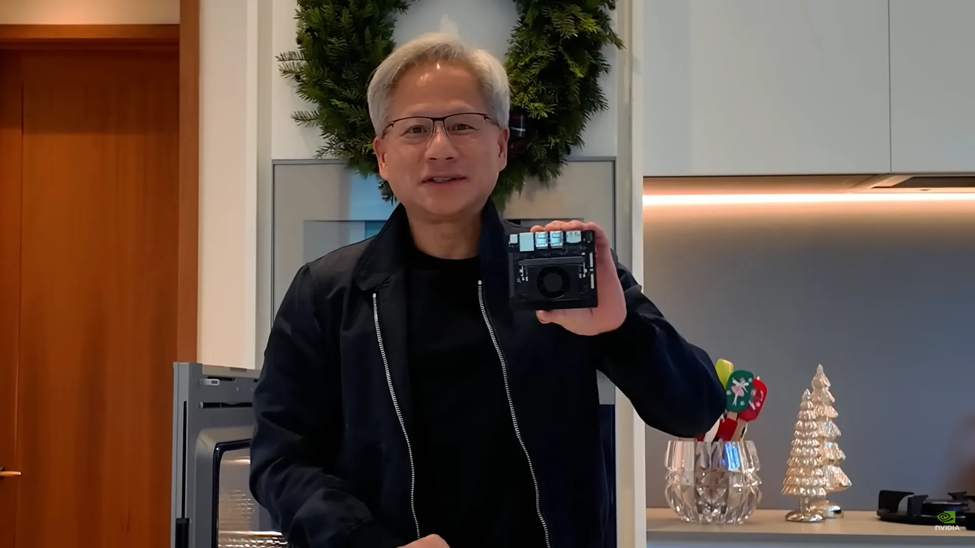 jensen-huang-de-pantalla-2024-12-19-143851-gID_7