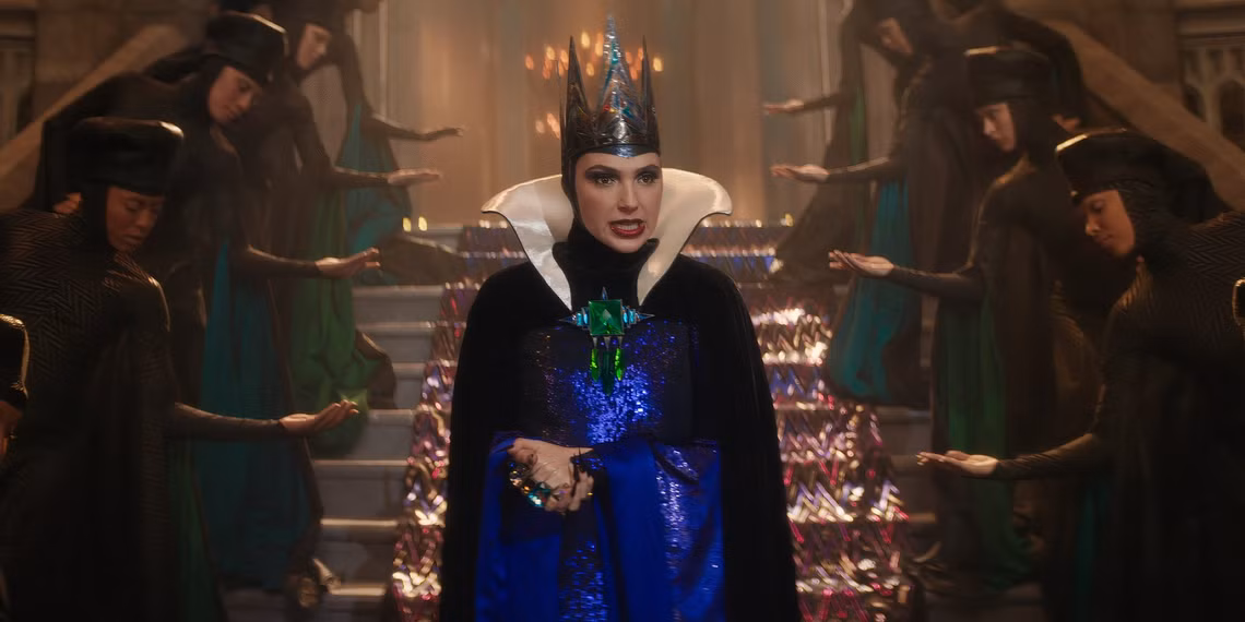gal-gadot-s-evil-queen-walks-down-the-stairs-in-disney-s-snow-white-gamen.pro
