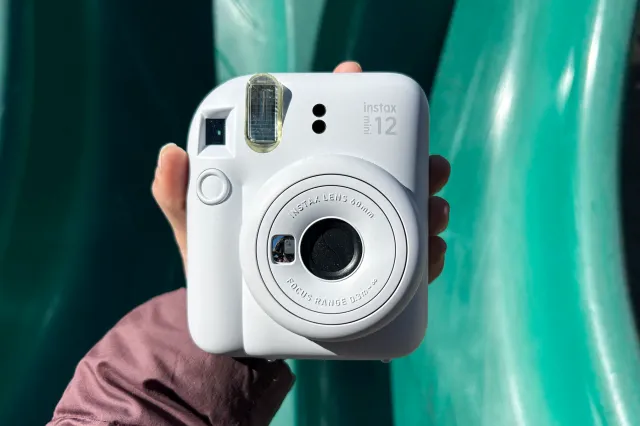 Máy ảnh chụp lấy liền: Trở lại mạnh mẽ và đa dạng trong năm 2025 1 236588 Fujifilm Instax Mini 12 SVasani 0001 gamen.pro