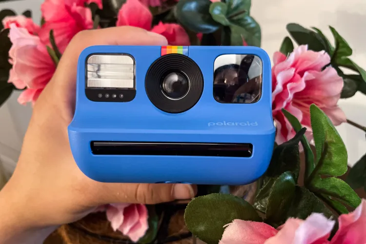 Máy ảnh chụp lấy liền: Trở lại mạnh mẽ và đa dạng trong năm 2025 5 247082 Polaroid Go 2 SVasani 0003 gamen.pro