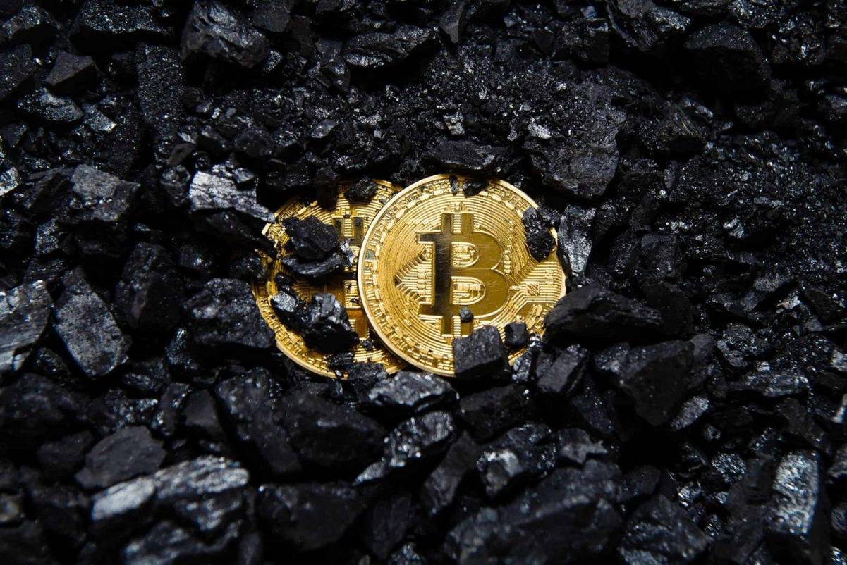Bitcoin-gold-coin-crypto-currency-virtual-currency-background-coal-mining-gamen.pro