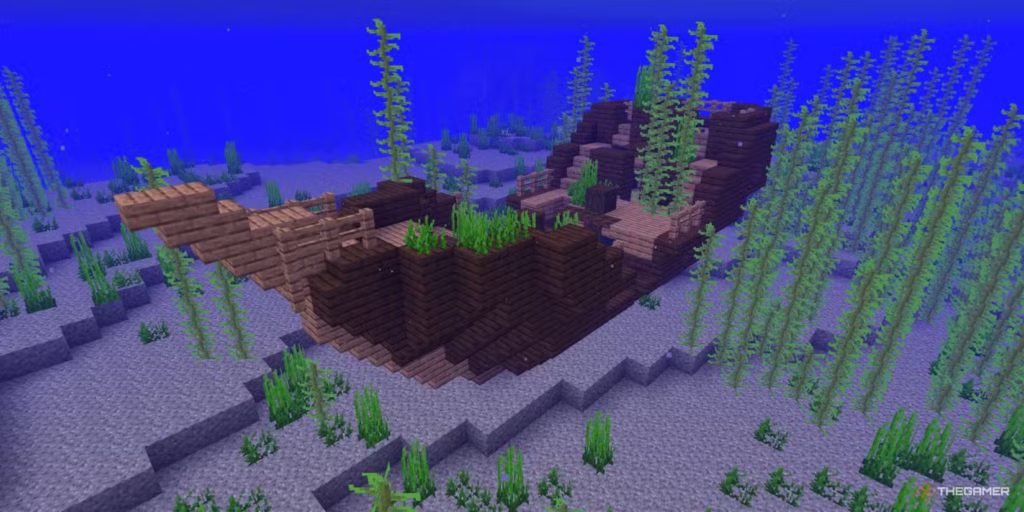 gamen.pro a shipwreck structure covered in kelp at the bottom of the ocean in minecraft