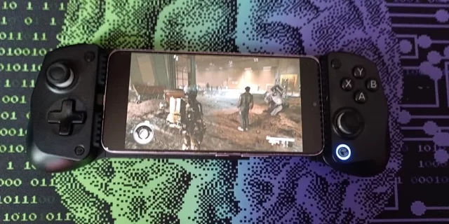 GameSir X5 Lite - Tay cầm nhẹ nhàng, hiệu năng ấn tượng 2 gamesir x5 lite android iphone x5 lite with phone inside showing starfield on screen 1 jpg 640 gamen.pro