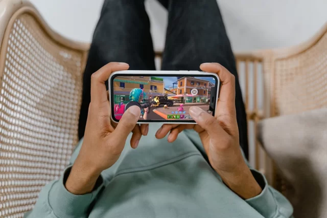 mockuuups close up puk mockup in landscape mode jpeg 640 gamen.pro