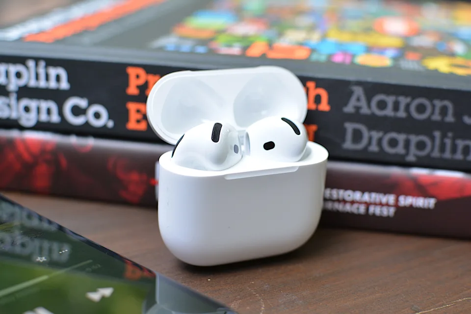 iOS 26 mang đến loạt nâng cấp cho AirPods: Ghi âm chất lượng phòng thu, điều khiển camera từ xa và hơn thế nữa! 1 airpods gamen.pro 310720251