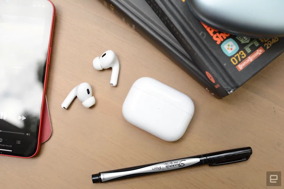 iOS 26 mang đến loạt nâng cấp cho AirPods: Ghi âm chất lượng phòng thu, điều khiển camera từ xa và hơn thế nữa! 2 airpods gamen.pro 310720252