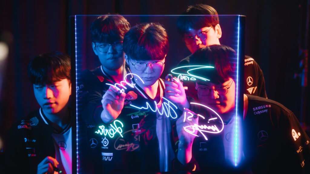 Faker: "Dù thua Gen.G hai lần, chúng tôi vẫn tin có thể đánh bại họ" 1 gamen.pro T1 team signatures 1024x576 1
