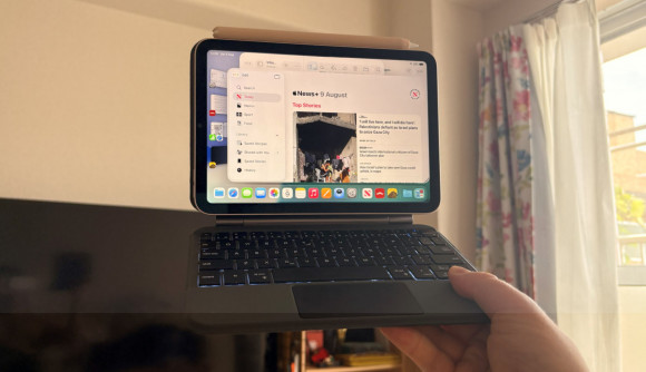 gamen.pro ipad mini baby macbook hand 580x334 1