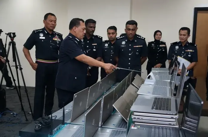 gamen.pro 1dcd5f180fa7 Photo 7 Authorities in Malaysia confiscated dozens of laptops linked to a scam syndicate.