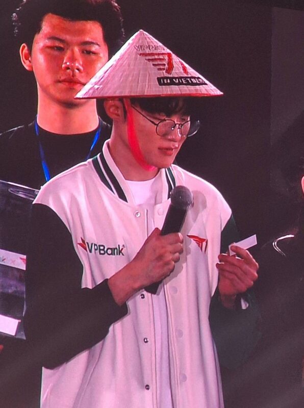 gamen.pro t1 faker x vpbank 5