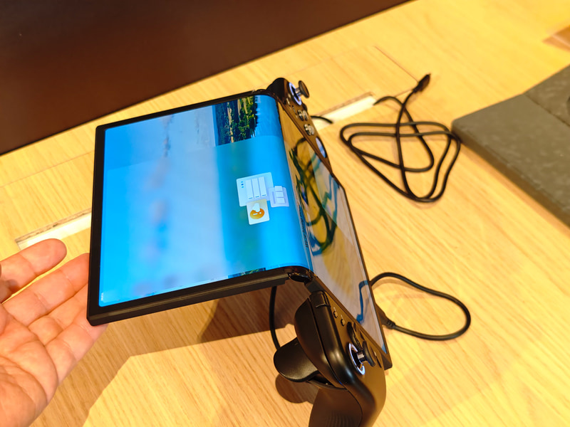 Lenovo trình diễn Legion Go Fold 4 gamen.pro LENOVO LEGION GO CONCEPT FOLDABLE 07