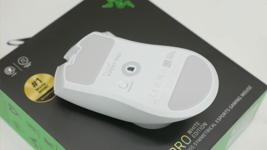 Razer Viper V4 Pro: Chuột eSports gần như hoàn hảo, trừ một chi tiết 5 gamen.pro razer viper v4 pro review 05 underside showing skates and sensor 550x309 1