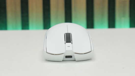 Razer Viper V4 Pro: Chuột eSports gần như hoàn hảo, trừ một chi tiết 6 gamen.pro razer viper v4 pro review 06 front showing usb c port 550x309 1