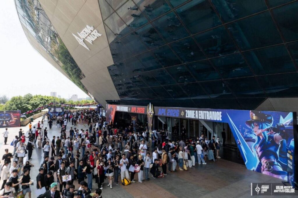 Đại tiệc kỷ niệm 10 năm Liên Quân Mobile bùng nổ khi AoV Premier League 2026 tìm ra tân vương 4 Fans queue to enter the arena